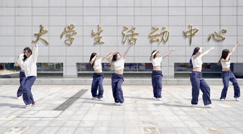  “AI她力量——科技赋能成长...